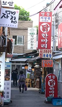 동대문 닭한마리 골목의 간판과 거리