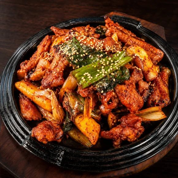 매콤한 닭요리와 떡을 담은 철판